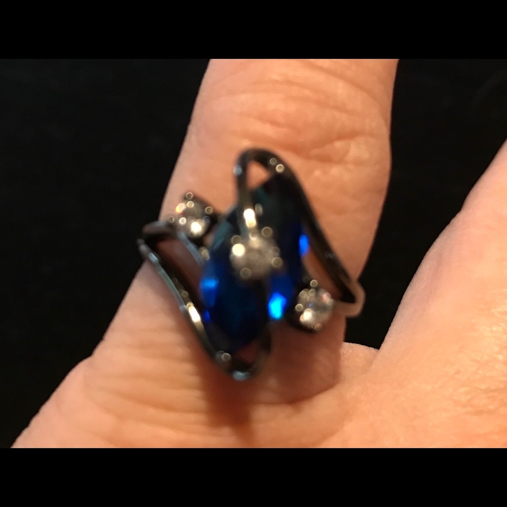Gorgeous ring - Picture 3 of 3